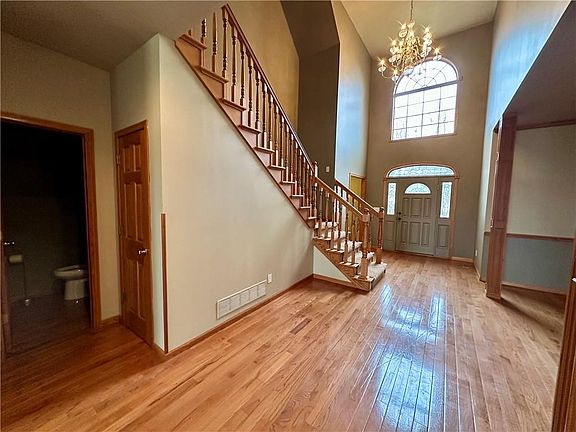 3rd image of 610 E 14th St