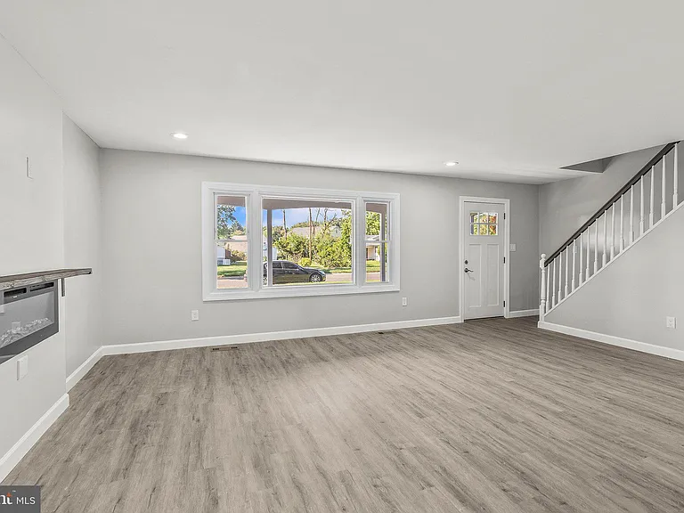 12 Holbrook Ln — Photo 5