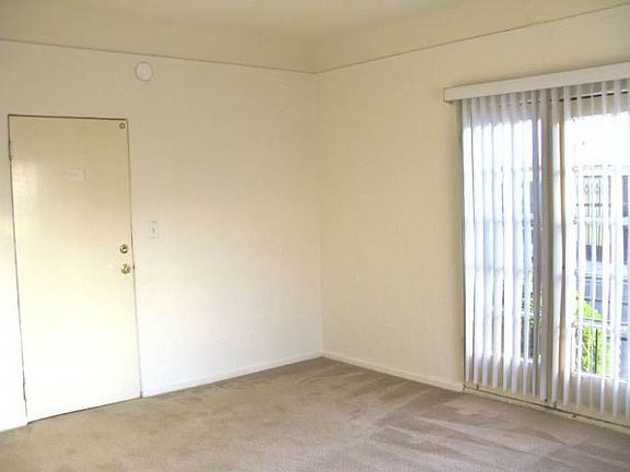 Living room/Entryway