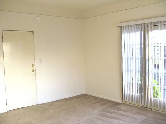 Living room/Entryway
