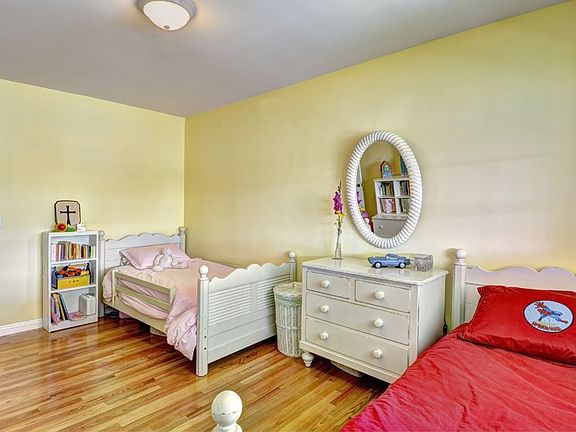 downstairs bedroom with twin beds