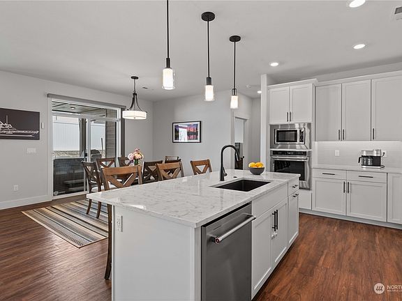 4th image of 839 N Newport Loop