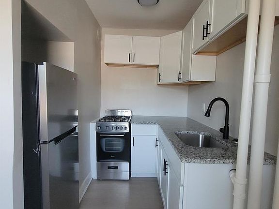 4th image of 3710 Summit St Unit 202