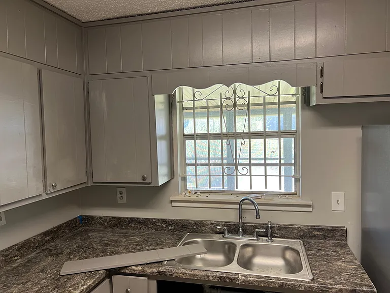 927 Chinchona Dr — Photo 3