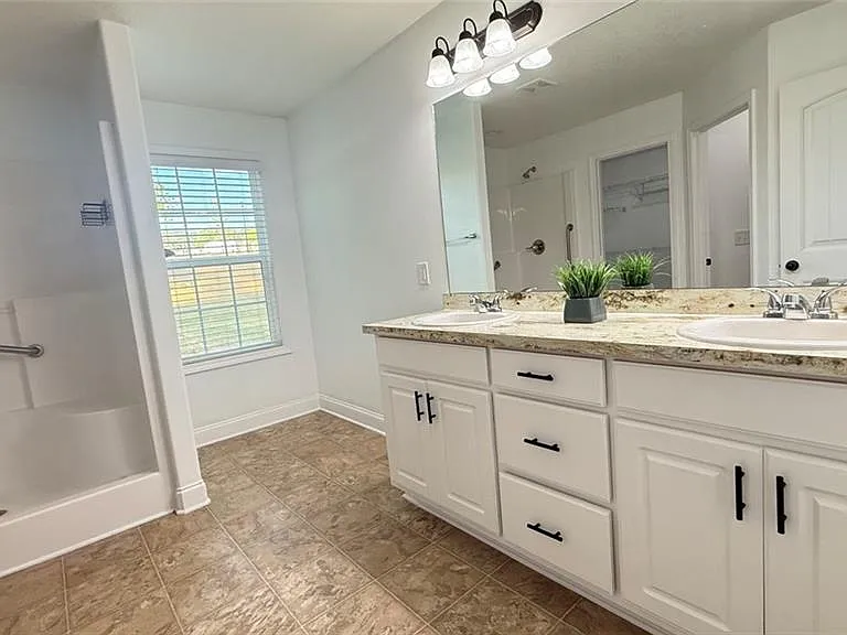 1890 Roxey Ln — Photo 10