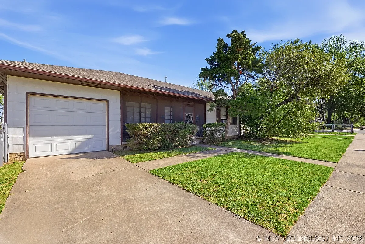 Driveway and sizeable one car garage - 1919 E 13th St