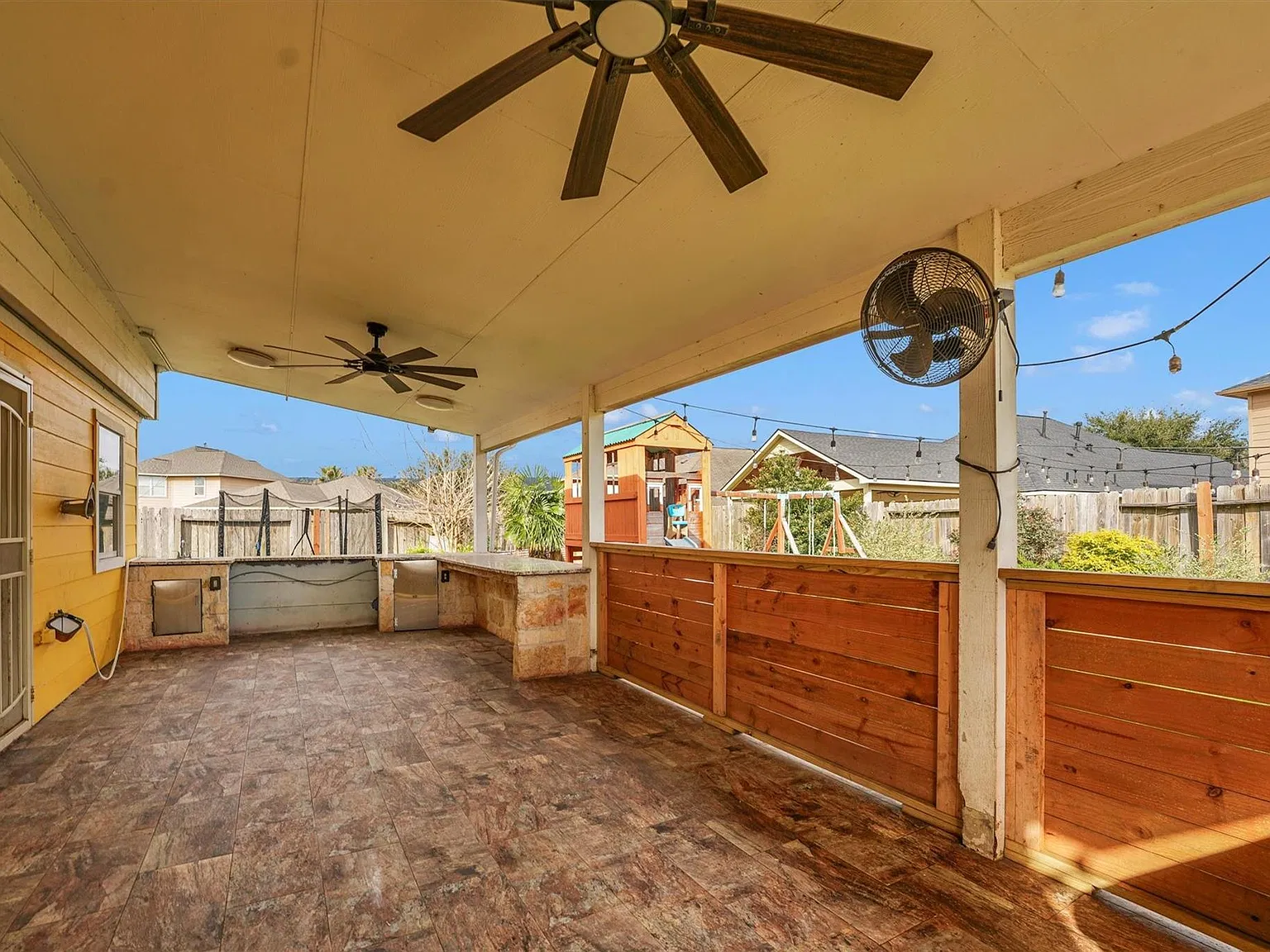 3 bed, 2.5 bath, 2350 sqft, $1,950 — Photo 4