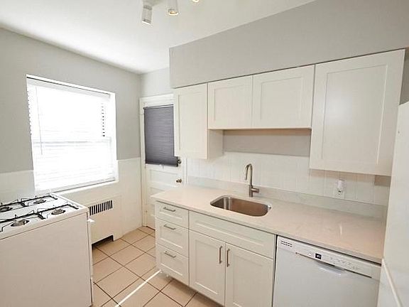 4th image of 5816 Lindenwood Ave #2N