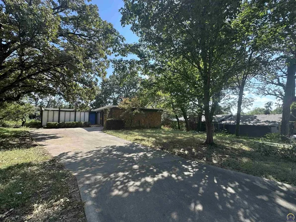 2221 SW De Sousa Ct, Topeka, KS 66611
