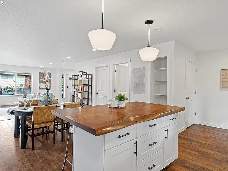 570 NE 55th Ave — Photo 8