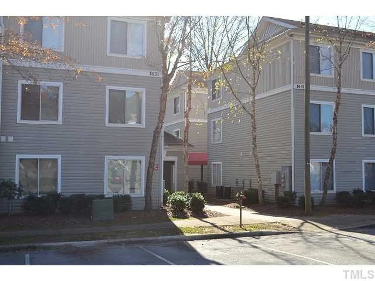 Building Photo - 1431 Collegiate Cir #103
