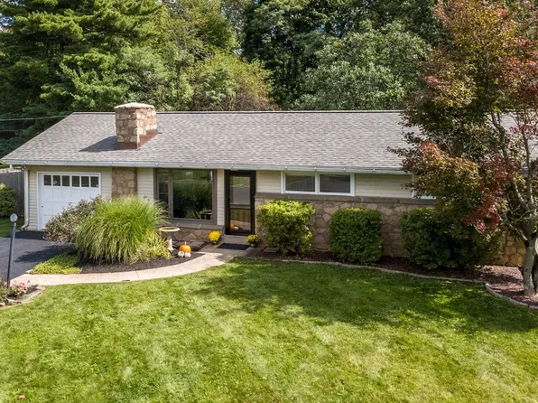 16 Lantern Ln, Lansdale, PA 19446