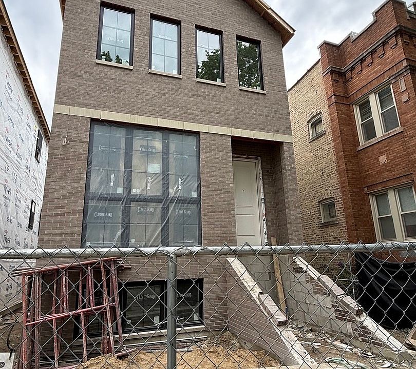 2nd image of 6732 N Oxford Ave