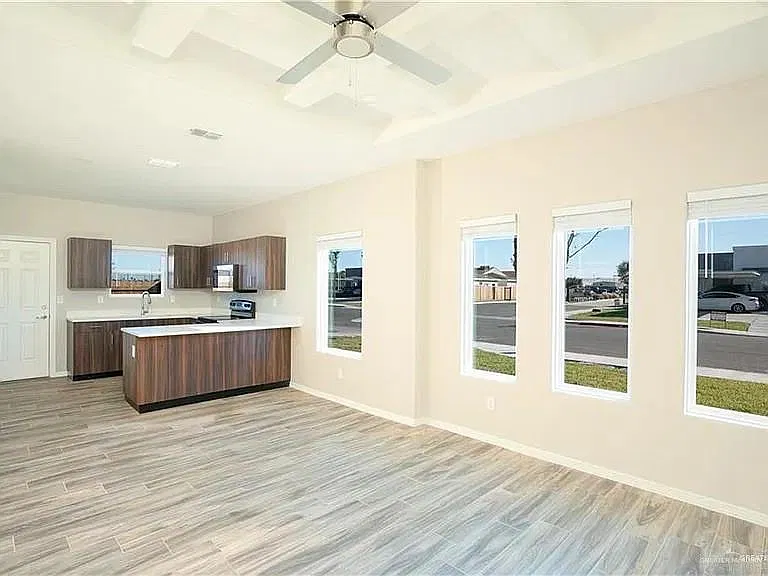 2 bed, 2.0 bath, 900 sqft, $1,150 — Photo 2