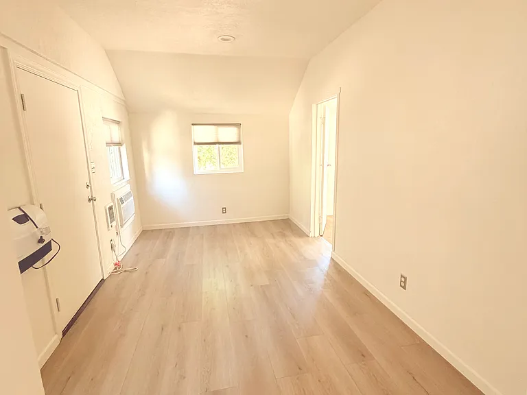 541 W 5th St #4 — Photo 3