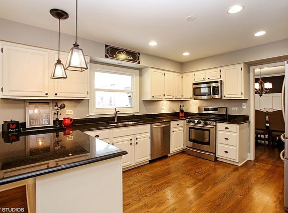 2nd image of 3890 Moulin Ln