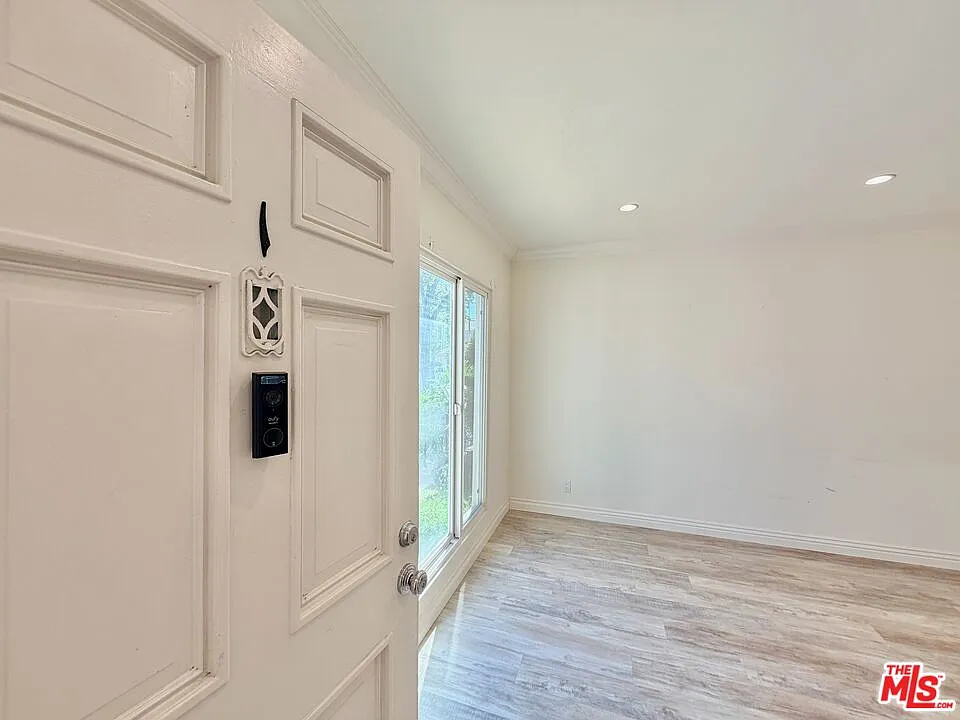 Building Photo - 124 N Pass Ave #1