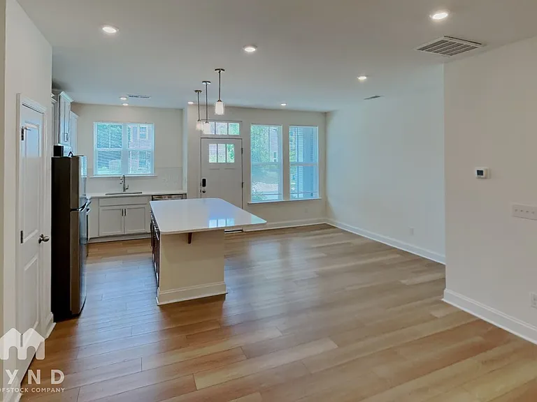 1546 Cedar Tree Dr — Photo 3