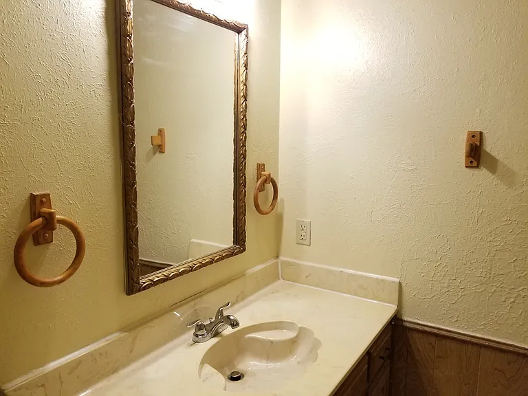 2426 Lakeview Cir — Photo 15