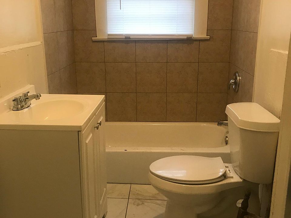 2nd image of 2845 Iroquois St #1