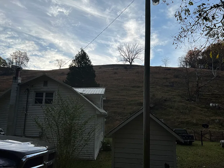 2327 Sulphur Hollow Rd — Photo 2