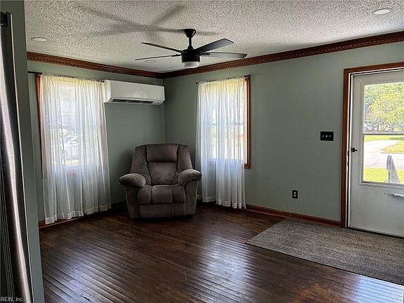 4th image of 709 Walnut St