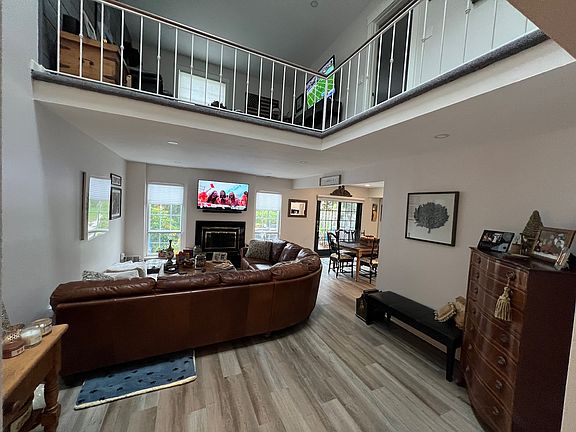 4th image of 87 Woodlake Dr W