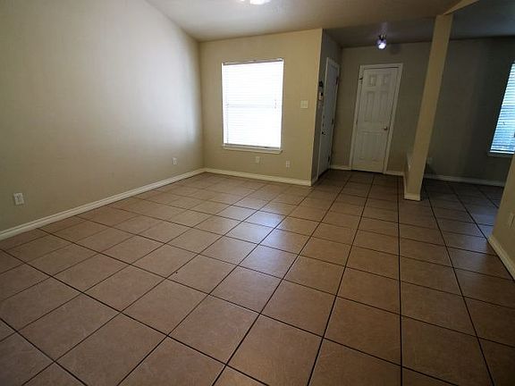 4th image of 913 Sun Meadow St