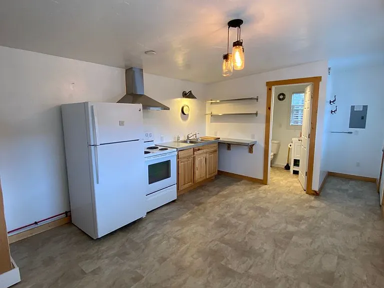 716 NE Quimby Ave — Photo 3