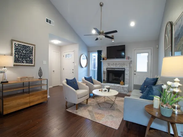 2800 Country Villa Cir, Carrollton, TX 75006