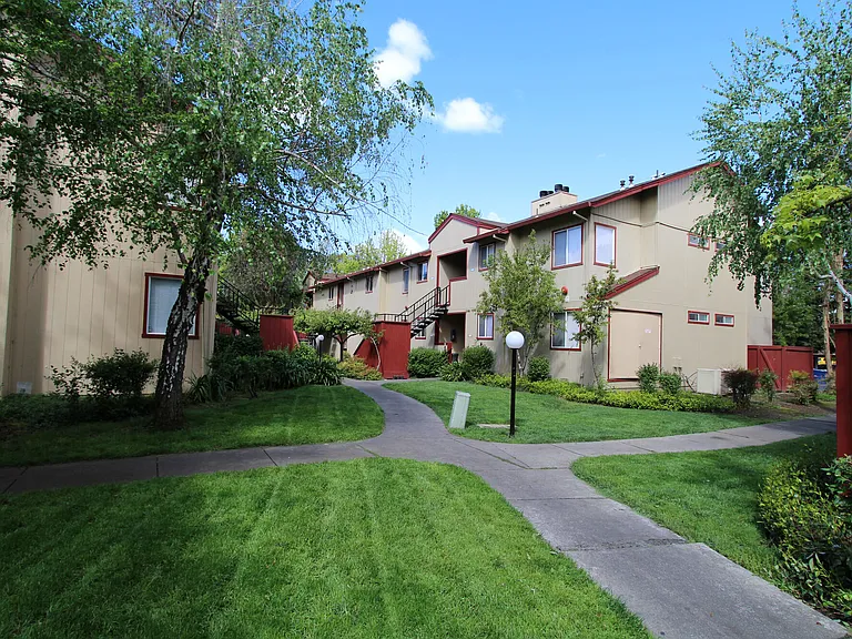 Walnut Apartments — Photo 1