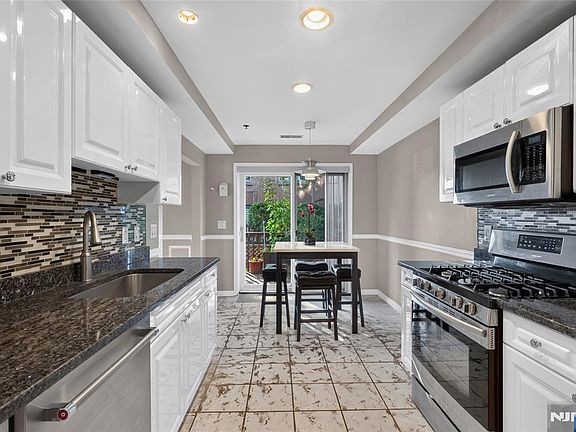 4th image of 304 Smith Ct #304