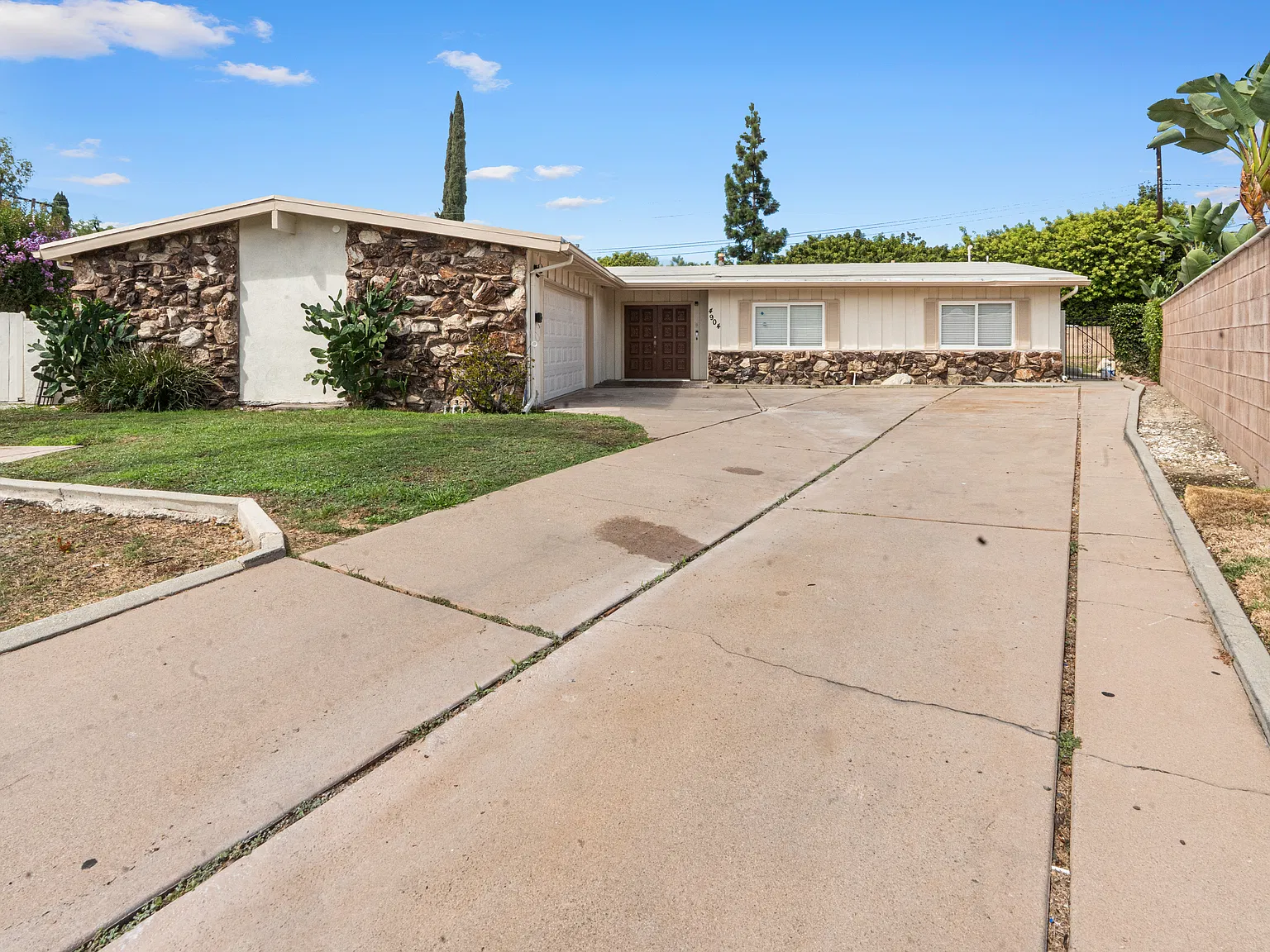 3 bed, 2319 sqft, $4,900 — Photo 1