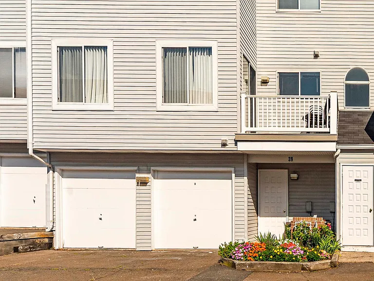 39 Staffordshire Commons Dr #39 — Photo 1