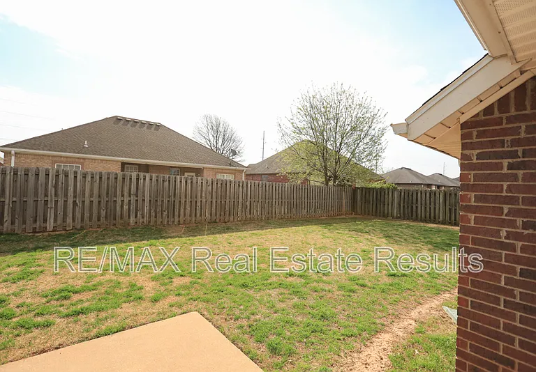 6303 S 37th St — Photo 7