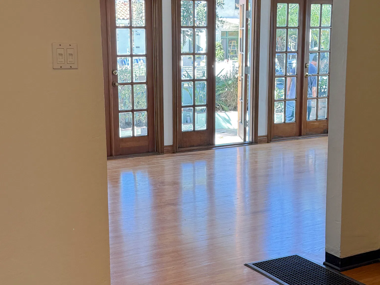 3 bed, 1350 sqft, $4,295 — Photo 2
