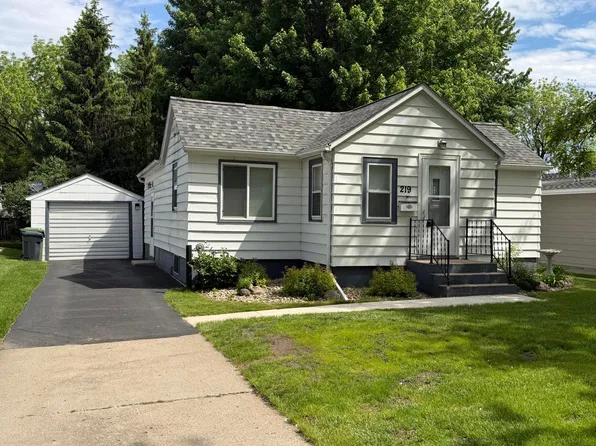 219 10th Ave, Worthington, MN 56187