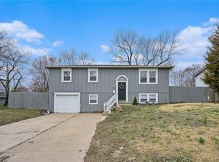 629 S Montclaire Dr, Olathe, KS 66061