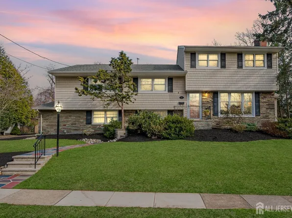 29 Lexington Dr, Metuchen, NJ 08840