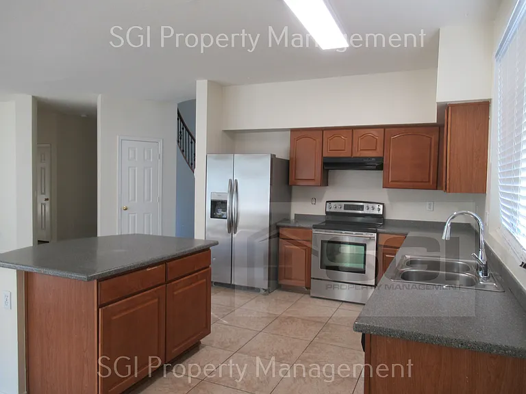 3123 W Pleasant Ln — Photo 6