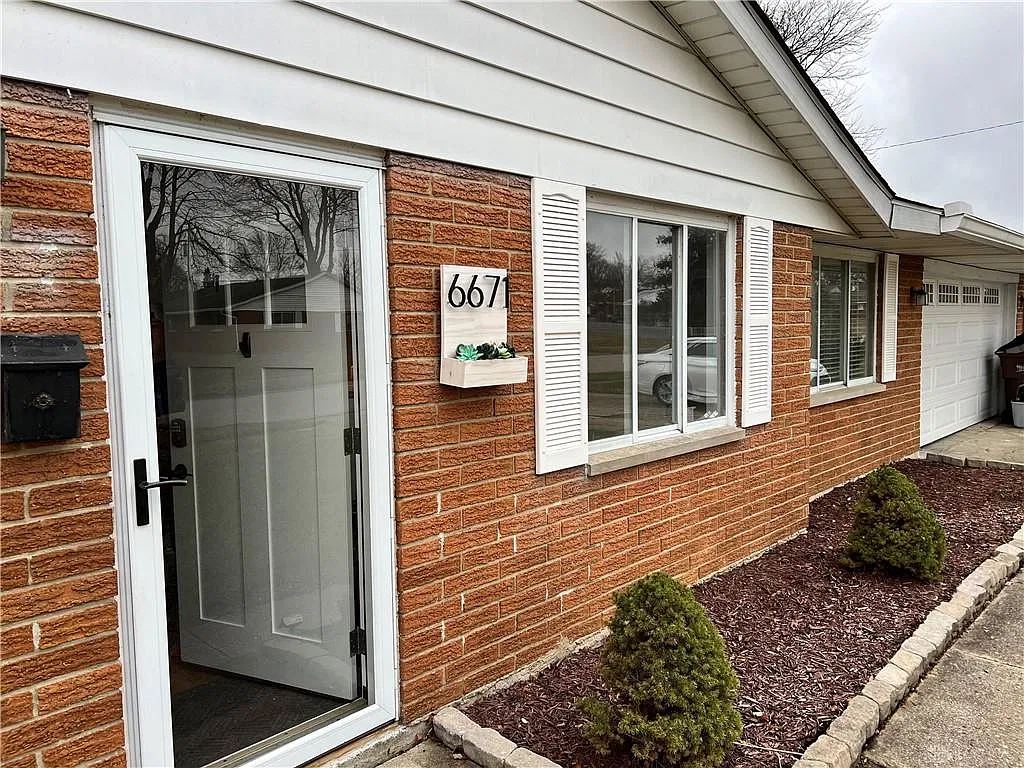 3 bed, 1.5 bath, 1472 sqft, $1,995 — Photo 2