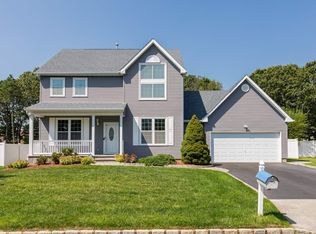 11 Summerfield Dr, Holtsville, NY 11742