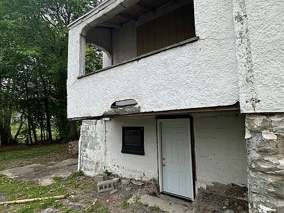 3rd image of 105 Oak Hill Ave