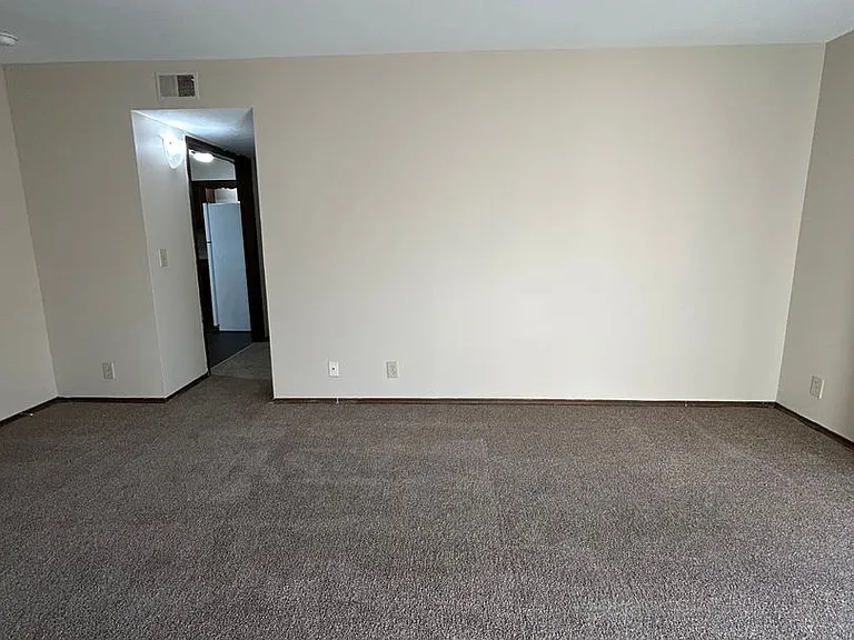 915 N 48th Ave — Photo 2