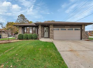 8691 Wood Vale Dr, Darien, IL
