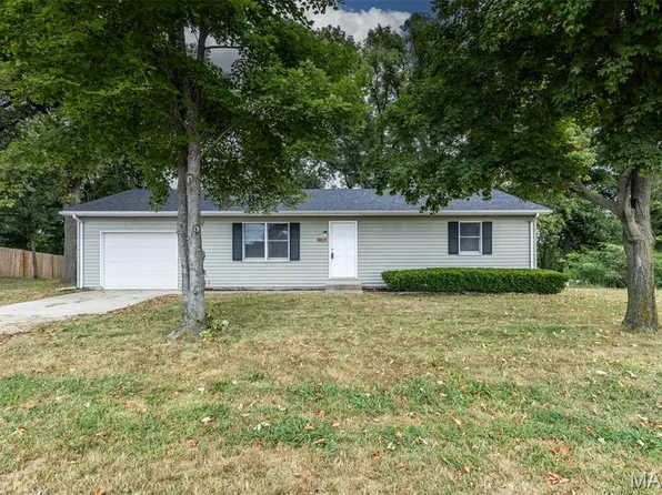 8815 Godfrey Rd, Godfrey, IL 62035