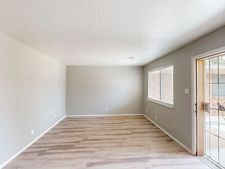 Contemporary, Loaded 2 Bed 2 Bath Apartment on Conchas Park — Photo 6