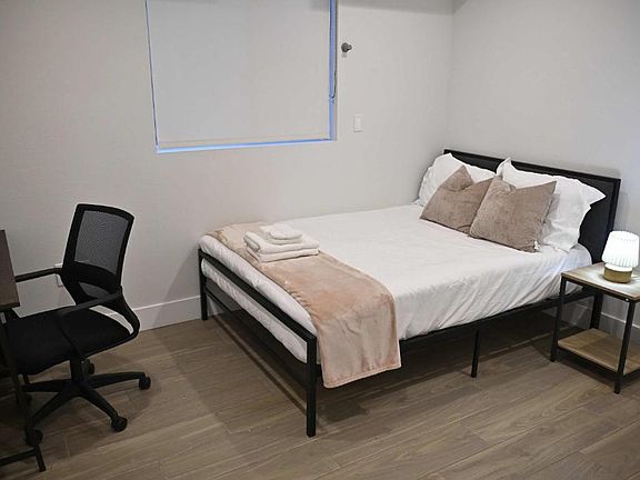 4th image of 1221 W 37th Dr #1A