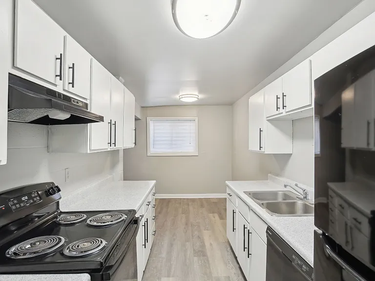 West Hills Apartments — Photo 10