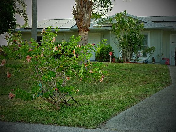 2nd image of 825 SW Amethist Ter